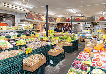 商店街のようなにぎやかな雰囲気