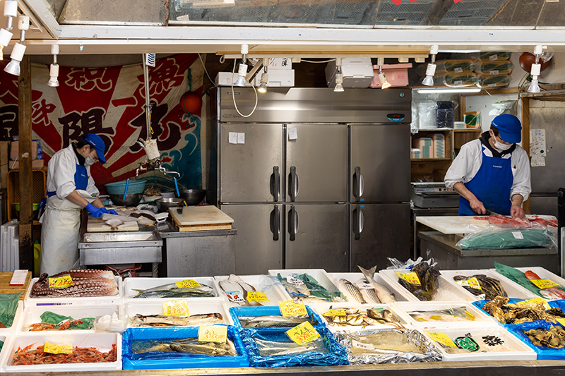 商店街のようなにぎやかな店内